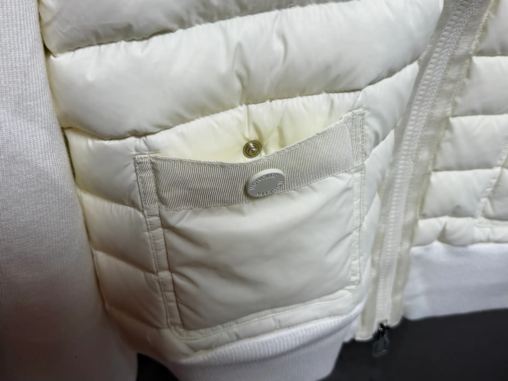 𝙈𝙤𝙣𝙘𝙡𝙚𝙧/ （ ̀ ̀ ̀ ̀） ▫️ ， ， ， ； 、 ， ， 。 ▫️ ， ， ； ， ， 。 Classic ， ， 。 ▫️ ， ，Cream White ，Versatile 。 ▫️ ， ， 、 ， 、 ， 。